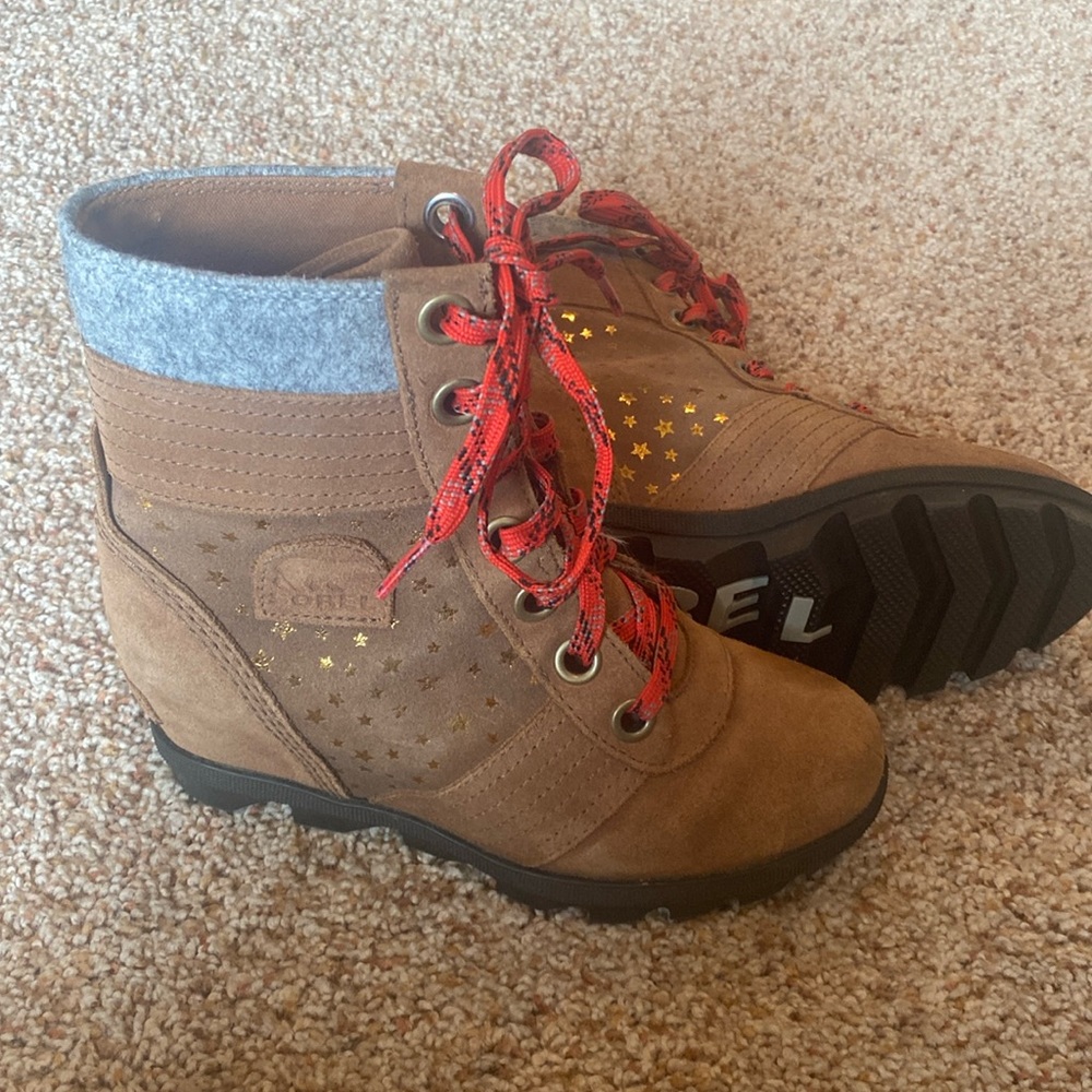 Girls Sorel Wedges size 2.  Barely any wear